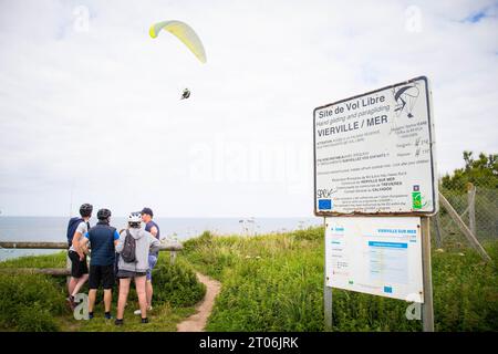 VIERVILLE SUR MER, AUGUST 2023 - der Paragliding-Ort am Omaha Beach, an dem Menschen diesen Sport beobachten. Stockfoto