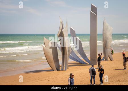 VIERVILLE SUR MER, FRANKREICH, AUGUST 2023 - Les Braves (die Braves) eine Skulptur zu Ehren der Alliierten, die am Strand von Omaha gelandet ist. Seitenansicht mit Personen Stockfoto