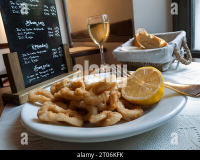 TAPAS BAR SPAIN CALAMARI-WEINAUSWAHL SPANISCH SPANIEN Fried Calamari Tapas und ein Glas Weißwein in der mallorquinischen Tapas Bar Palma de Mallorca Stockfoto