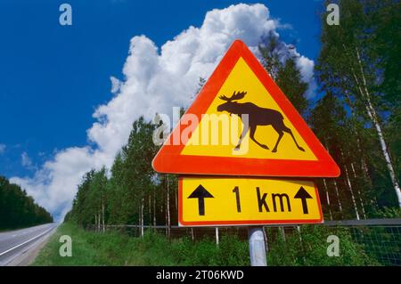 FINNLANDS ELCH-STRASSENSCHILD Finnisch Hazard Road-Schild in Finnland warnt vor wilden Elch-Elch-Elch-Elch-Elch-Elch-Überquerung der Autobahn über die nächsten 1 km Stockfoto