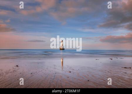 Der Rattray Head Lighthouse ist nur bei Ebbe zugänglich und befindet sich in der Nähe von Peterhead, Aberdeenshire, Schottland. Stockfoto