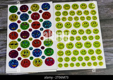 Emoji Face Sticker für Kindergarten, Vorschulkinder, zum Dekorieren von Büchern, Zeichnen und als Belohnung für Kinder im Klassenzimmer, Schulgeschenk Stockfoto