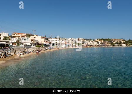 Agia Pelagia, Kreta - Griechenland - 26. September 2023: Schöner sonniger Tag am Strand von Agia Pelagia in Agia Pelagia, Kreta, Griechenland. Stockfoto