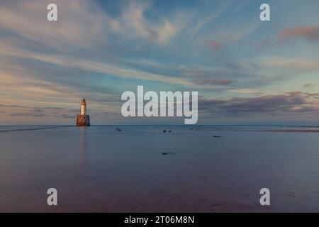 Der Rattray Head Lighthouse ist nur bei Ebbe zugänglich und befindet sich in der Nähe von Peterhead, Aberdeenshire, Schottland. Stockfoto