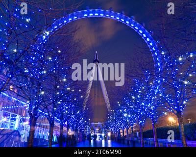 London Eye Millennium Wheel mit weihnachtlichen blauen glitzernden Lichtern am Straßengang der Avenue bei Nacht South Bank London, England Großbritannien Stockfoto