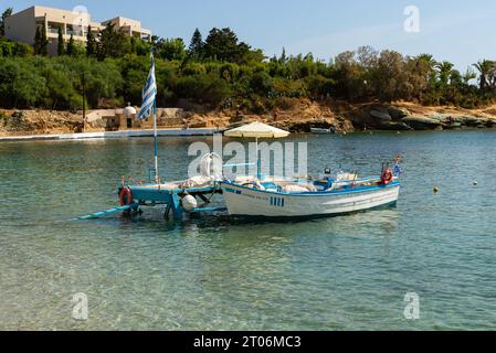 Agia Pelagia, Kreta - Griechenland - 26. September 2023: Schöner sonniger Tag am Strand von Agia Pelagia in Agia Pelagia, Kreta, Griechenland. Stockfoto