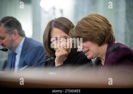 Senatorin Maria Cantwell (Demokrat von Oregon), Vorsitzende des Komitees für Handel, Wissenschaft und Verkehr des US-Senats, Linke, unterhält sich mit Senatorin Amy Klobuchar (Demokrat von Minnesota) während eines Senatsausschusses für Handel, Wissenschaft, Wissenschaft, und Transportation für seine Ernennung zum Administrator der Federal Aviation Administration, Department of Transportation, im Russell Senate Office Building in Washington, DC, Mittwoch, 4. Oktober 2023. Quelle: Stange Lamkey/CNP Stockfoto