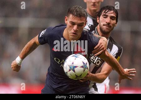 Manuel Ugarte von Paris Saint-Germain und Sandro TONALi von Newcastle United (rechts) kämpfen um den Ball während des Spiels der Gruppe F der UEFA Champions League in St. James' Park, Newcastle upon Tyne. Bilddatum: Mittwoch, 4. Oktober 2023. Stockfoto