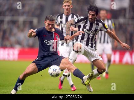 Manuel Ugarte von Paris Saint-Germain und Sandro TONALi von Newcastle United (rechts) kämpfen um den Ball während des Spiels der Gruppe F der UEFA Champions League in St. James' Park, Newcastle upon Tyne. Bilddatum: Mittwoch, 4. Oktober 2023. Stockfoto