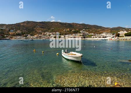 Agia Pelagia, Kreta - Griechenland - 26. September 2023: Schöner sonniger Tag am Strand von Agia Pelagia in Agia Pelagia, Kreta, Griechenland. Stockfoto