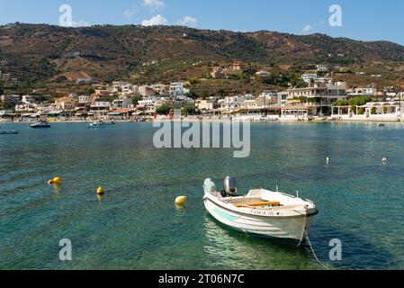 Agia Pelagia, Kreta - Griechenland - 26. September 2023: Schöner sonniger Tag am Strand von Agia Pelagia in Agia Pelagia, Kreta, Griechenland. Stockfoto