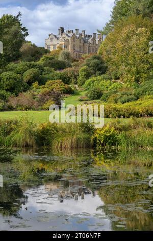 Scotney Castle Gärten mit Blick auf Scotty Castle Haus vom Burggraben. Stockfoto