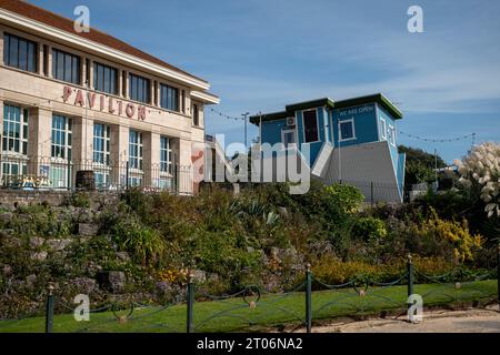 Das Pavillon Theater und das Upside Down House in bournemouth am 23. september Stockfoto