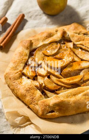 Hausgemachte warme Zimt-Birne-Galette mit Zucker Stockfoto