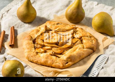 Hausgemachte warme Zimt-Birne-Galette mit Zucker Stockfoto