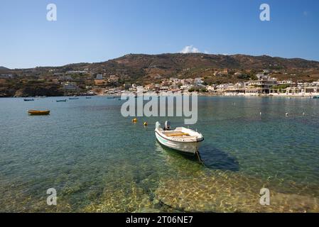 Agia Pelagia, Kreta - Griechenland - 26. September 2023: Schöner sonniger Tag am Strand von Agia Pelagia in Agia Pelagia, Kreta, Griechenland. Stockfoto