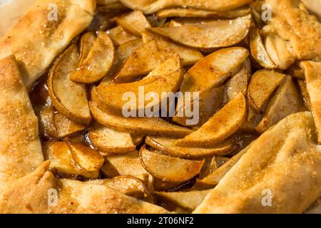 Hausgemachte warme Zimt-Birne-Galette mit Zucker Stockfoto