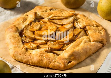 Hausgemachte warme Zimt-Birne-Galette mit Zucker Stockfoto