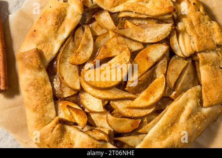 Hausgemachte warme Zimt-Birne-Galette mit Zucker Stockfoto