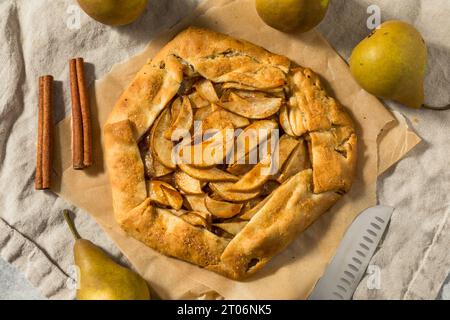 Hausgemachte warme Zimt-Birne-Galette mit Zucker Stockfoto