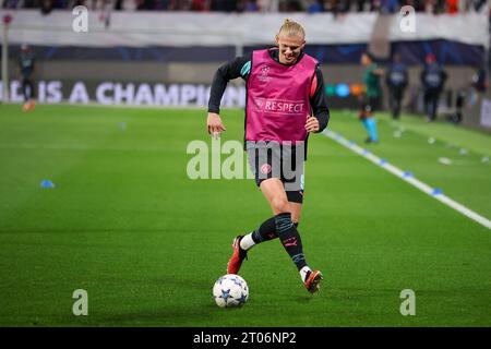 Leipzig, Deutschland. Oktober 2023. Fußball: Champions League, Spieltag 2, Gruppe G, RB Leipzig - Manchester City in der Red Bull Arena. Manchester's Erling Haaland wärmt sich auf. Quelle: Jan Woitas/dpa/Alamy Live News Stockfoto