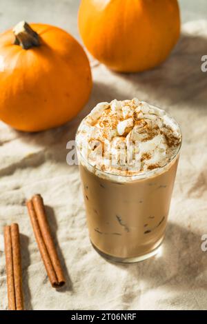 Kalter erfrischender Eiskürbis-Spice Latte mit Schlagsahne Stockfoto