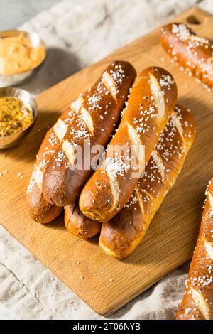 Hausgemachte Brezel-Brotstangen mit Salz Stockfoto