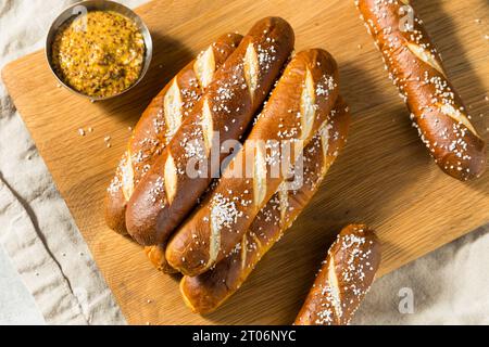 Hausgemachte Brezel-Brotstangen mit Salz Stockfoto