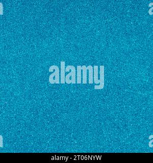 Trendiger glitzernder blauer Hintergrund mit Glitzer-Textur. Minimales Hintergrundkonzept. Kreativer Texturhintergrund. Flache Lage, Ansicht von oben. Stockfoto