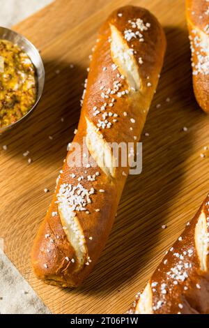 Hausgemachte Brezel-Brotstangen mit Salz Stockfoto
