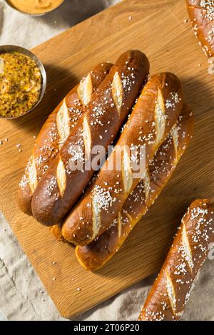 Hausgemachte Brezel-Brotstangen mit Salz Stockfoto