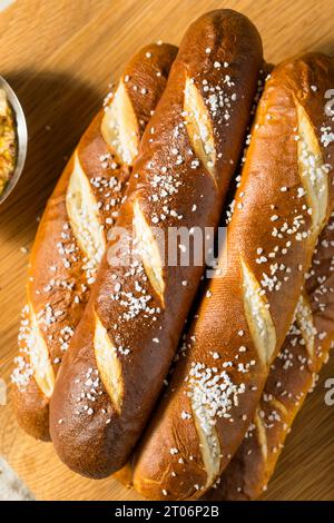 Hausgemachte Brezel-Brotstangen mit Salz Stockfoto