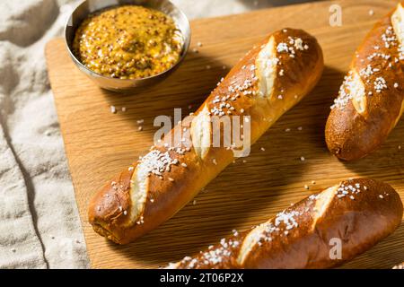 Hausgemachte Brezel-Brotstangen mit Salz Stockfoto