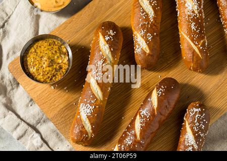 Hausgemachte Brezel-Brotstangen mit Salz Stockfoto