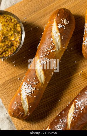 Hausgemachte Brezel-Brotstangen mit Salz Stockfoto