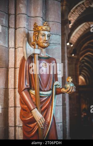 König aus nächster Nähe mit einem reichen Apfel, einer Axt und einem Kreuz, drinnen in der St. Magnus Cathedral, Seitenansicht, Kirkwall, Schottland, vertikale Aufnahme Stockfoto