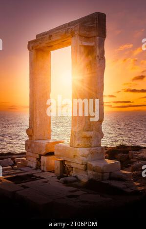 Portara bei Sonnenuntergang, Ruinen des Apollo-Tempels auf der Insel Naxos, Kykladen-Archipel, Griechenland Stockfoto