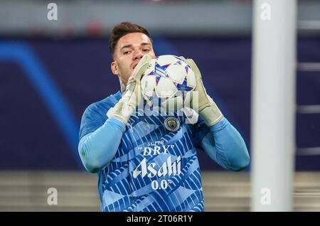 Leipzig, Deutschland. Oktober 2023. Fußball: Champions League, Spieltag 2, Gruppe G, RB Leipzig - Manchester City in der Red Bull Arena. Manchesters Torwart Ederson wärmt sich auf. Quelle: Jan Woitas/dpa/Alamy Live News Stockfoto