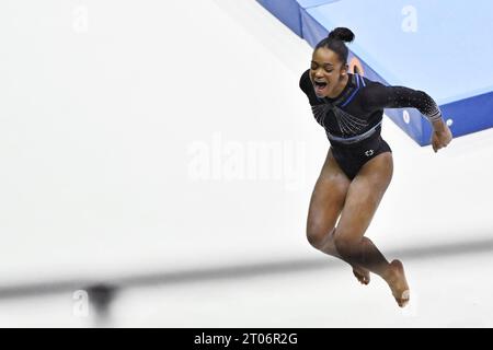 Antwerpen, Belgien. Oktober 2023. Die französische Melanie de Jesus Dos Santos wurde am Balancebalken beim Finale der Frauenmannschaft bei der Weltmeisterschaft im Kunstturnen in Antwerpen am Mittwoch, den 4. Oktober 2023, in Aktion dargestellt. Die Welten finden vom 30. September bis zum 8. Oktober in Antwerpen statt. BELGA FOTO DIRK WAEM Credit: Belga News Agency/Alamy Live News Stockfoto