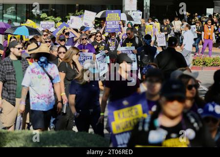 (231004) -- BALDWIN PARK (USA), 4. Oktober 2023 (Xinhua) -- Gesundheitsarbeiter protestieren am 4. Oktober 2023 vor einem Kaiser Permanente medizinischen Zentrum im Baldwin Park, Kalifornien, USA. Arbeiter bei Kaiser Permanente, der größten gemeinnützigen Organisation im Gesundheitswesen der Vereinigten Staaten, begannen am Mittwoch Morgen einen Streik, bei dem mehr als 75.000 gewerkschaftsmitglieder aus Krankenhäusern und medizinischen Büros gehen, nachdem das Unternehmen und die Arbeitsverhandler nicht in der Lage waren, einen Streit über die Personalausstattung zu lösen. (Xinhua) Stockfoto