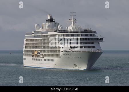 Das private Kreuzfahrtschiff MS THE WORLD kommt am frühen Morgen am internationalen Terminal an Stockfoto