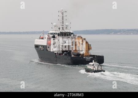 Ein Admiralty-Pilot segelt in der Nähe des Hecks des Serco Marine Services-Schiffs SD VICTORIA Stockfoto