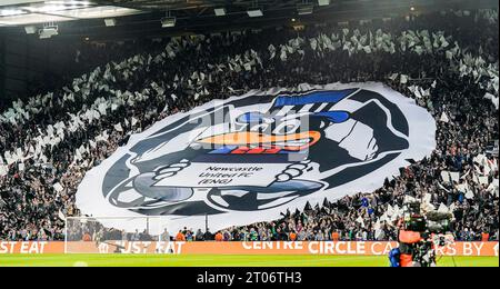 Newcastle, Großbritannien. Oktober 2023. Newcastle Bannerfans während des Spiels Newcastle United FC gegen Paris Saint-Germain FC, UEFA Champions League Runde 1 im St.James' Park, Newcastle, Vereinigtes Königreich am 4. Oktober 2023 Credit: Every Second Media/Alamy Live News Stockfoto