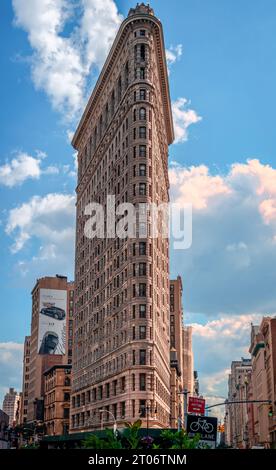 Das Flatiron Building. Es wurde 1902 fertiggestellt und ist einer der ersten Wolkenkratzer, die jemals gebaut wurden. Flatiron District, Manhattan, NYC. Stockfoto