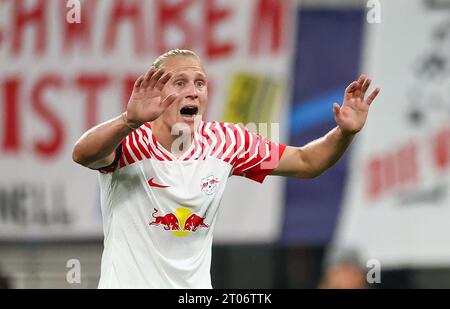 Leipzig, Deutschland. Oktober 2023. Fußball: Champions League, Spieltag 2, Gruppe G, RB Leipzig - Manchester City in der Red Bull Arena. Leipzigs Xaver Schlager nennt etwas. Quelle: Jan Woitas/dpa/Alamy Live News Stockfoto