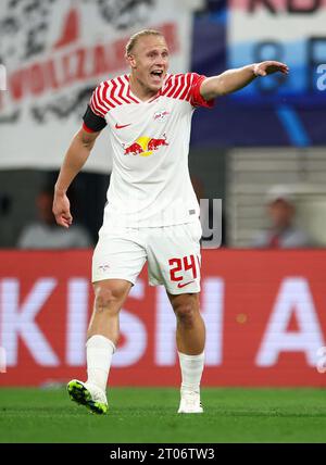 Leipzig, Deutschland. Oktober 2023. Fußball: Champions League, Spieltag 2, Gruppe G, RB Leipzig - Manchester City in der Red Bull Arena. Leipzigs Xaver Schlager nennt etwas. Quelle: Jan Woitas/dpa/Alamy Live News Stockfoto