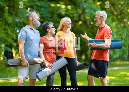 Gruppe Aktiver Senioren, Die Spaß Beim Gemeinsamen Training Im Freien Haben Stockfoto