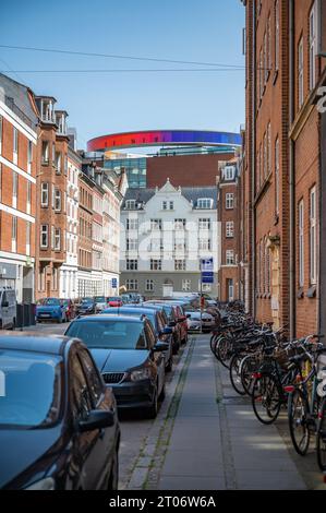 AROs Art Museum in Aarhus, Blick aus der Ferne mit Stadtstraße und Wohngebäuden davor, vertikale Aufnahme Stockfoto