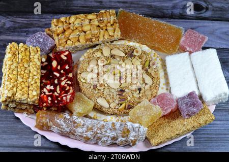 Sammlung von süßen Kichererbsen, Erdnüssen, Sesam, cremigem Taffy, Zuckergelee, Nüsse, Pistazien, Haselnussscheiben als Feier des Propheten Stockfoto