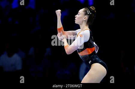 ANTWERPEN - Turnerin Eythora Thorsdottir im Team-Finale bei der Weltmeisterschaft im Kunstturnen im Sportpaleis Antwerpen. ANP IRIS VAN DEN BROEK Stockfoto